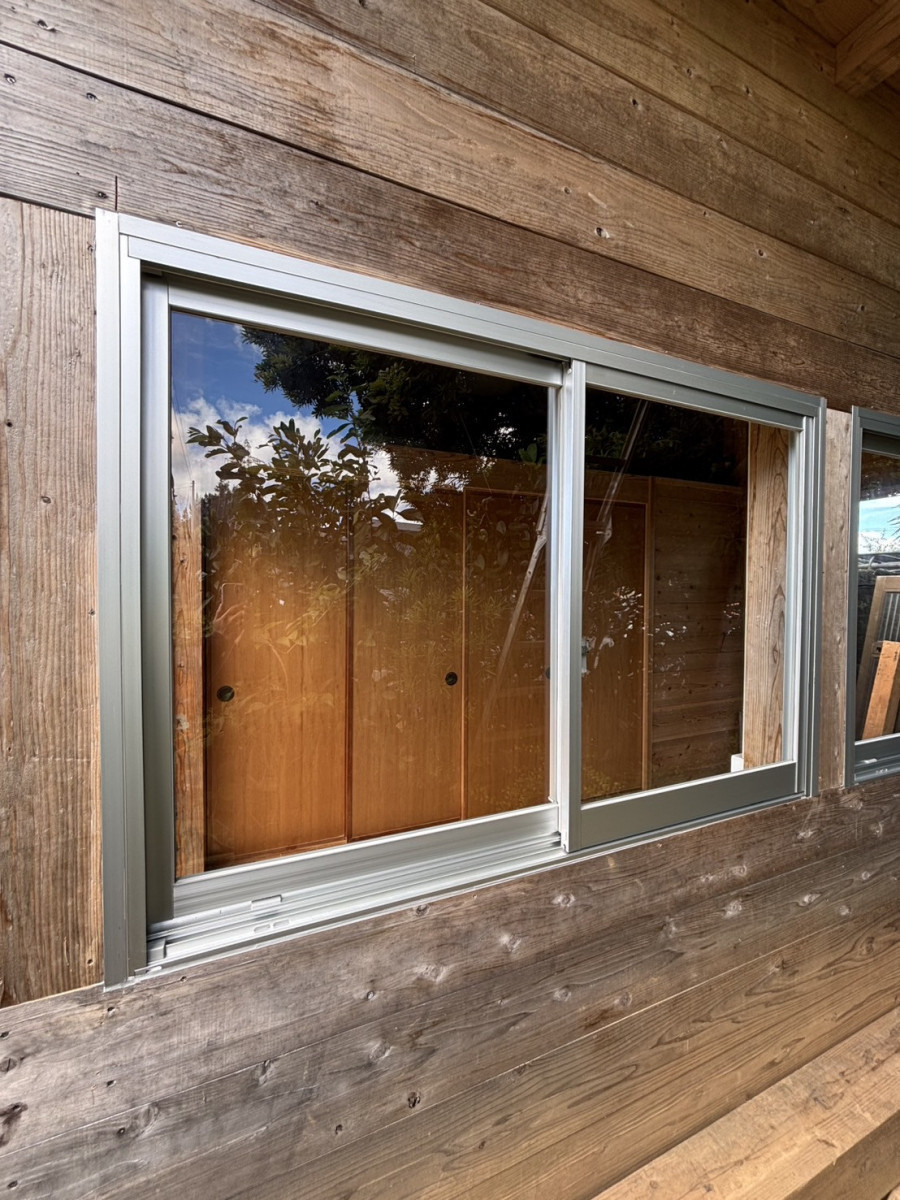 恩納アルミ工業の倉庫に窓を取り付けたい！【窓新設工事/恩納村】の施工後の写真1