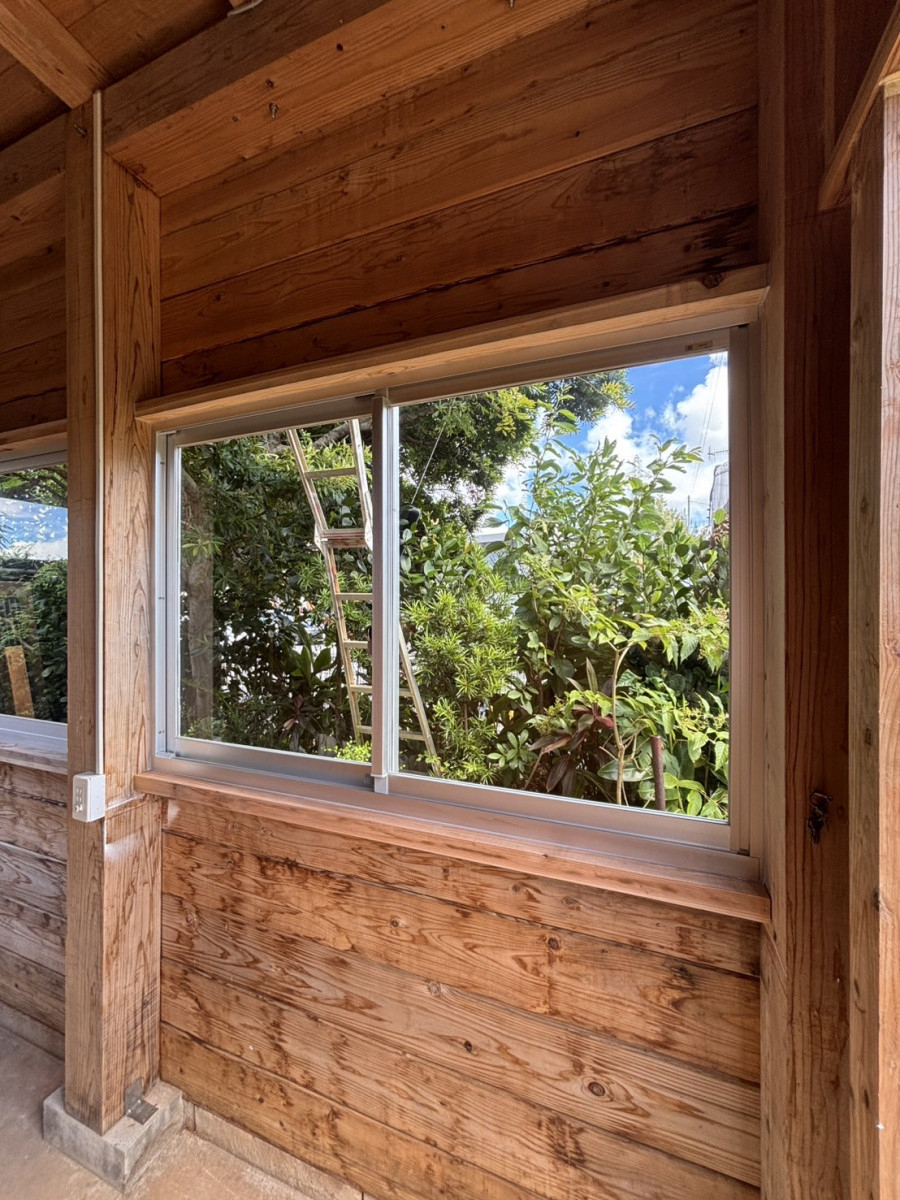 恩納アルミ工業の倉庫に窓を取り付けたい！【窓新設工事/恩納村】の施工後の写真2