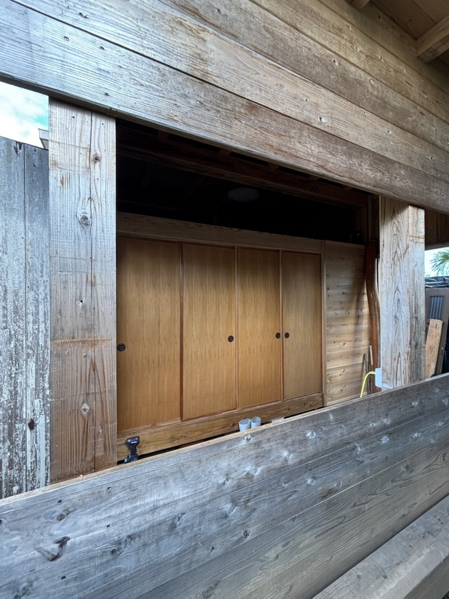 恩納アルミ工業の倉庫に窓を取り付けたい！【窓新設工事/恩納村】の施工前の写真1