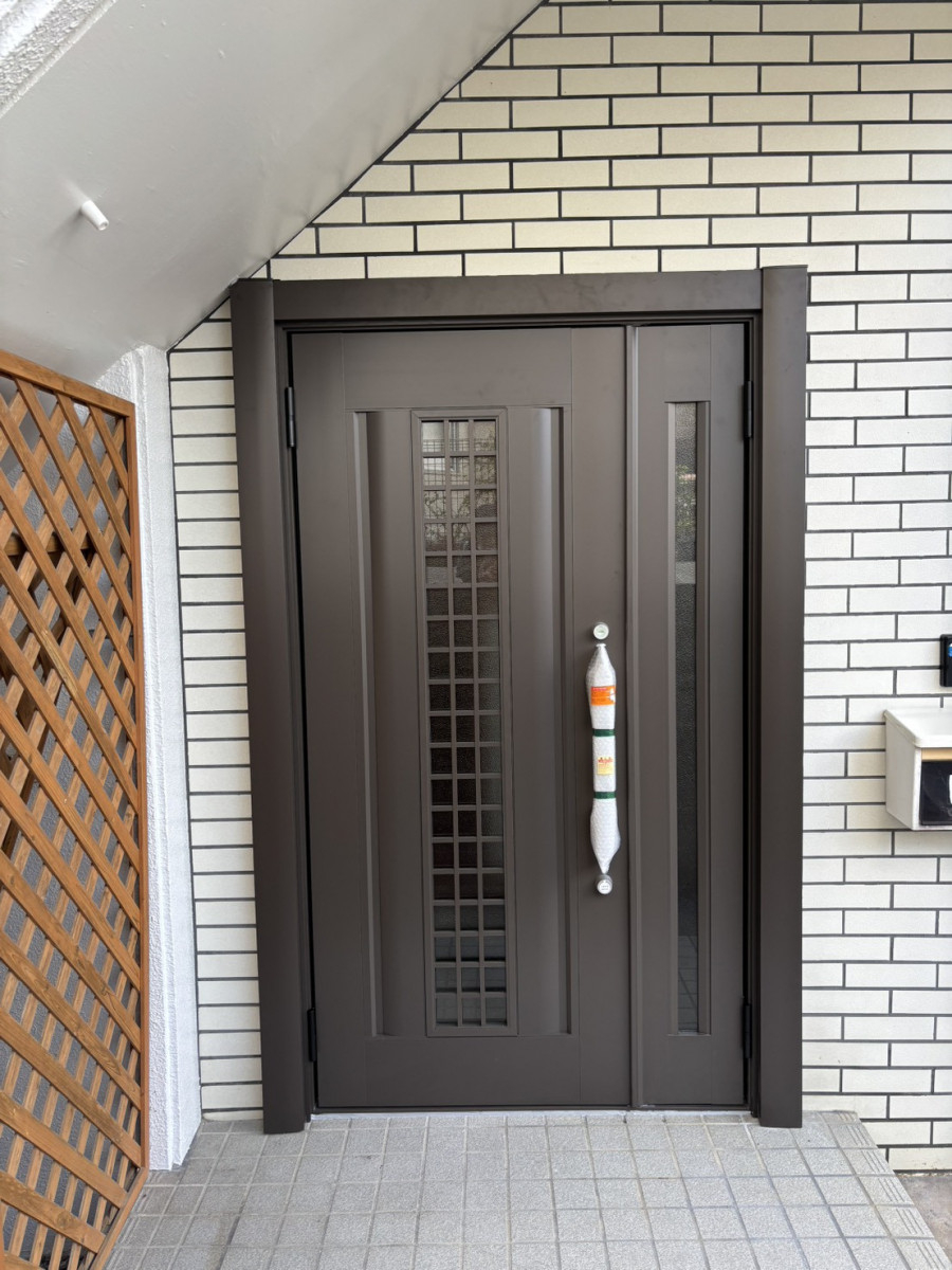 恩納アルミ工業の新生活前に玄関ドアを交換したい！【リシェント玄関工事/西原町】の施工後の写真1
