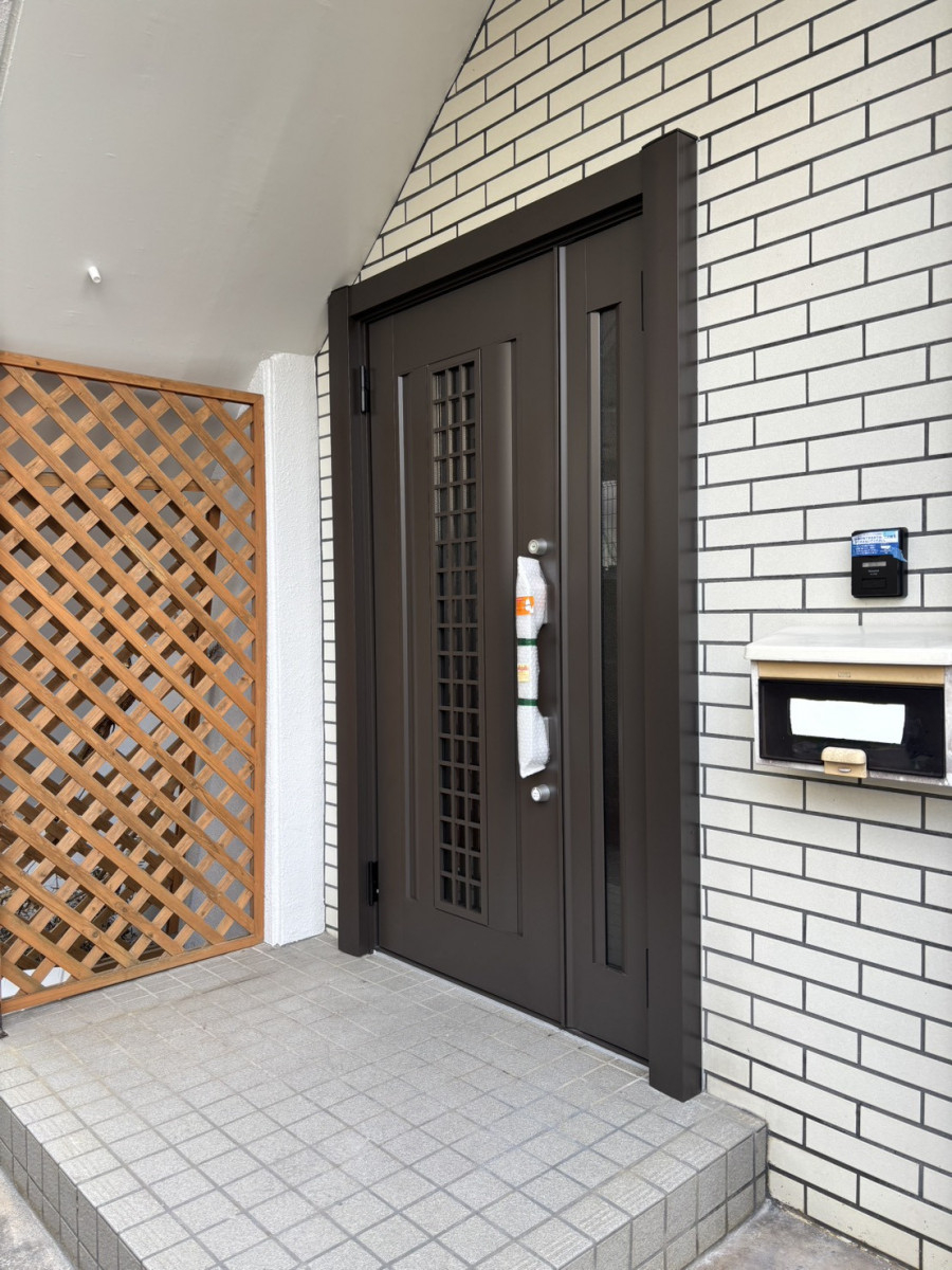 恩納アルミ工業の新生活前に玄関ドアを交換したい！【リシェント玄関工事/西原町】の施工後の写真2