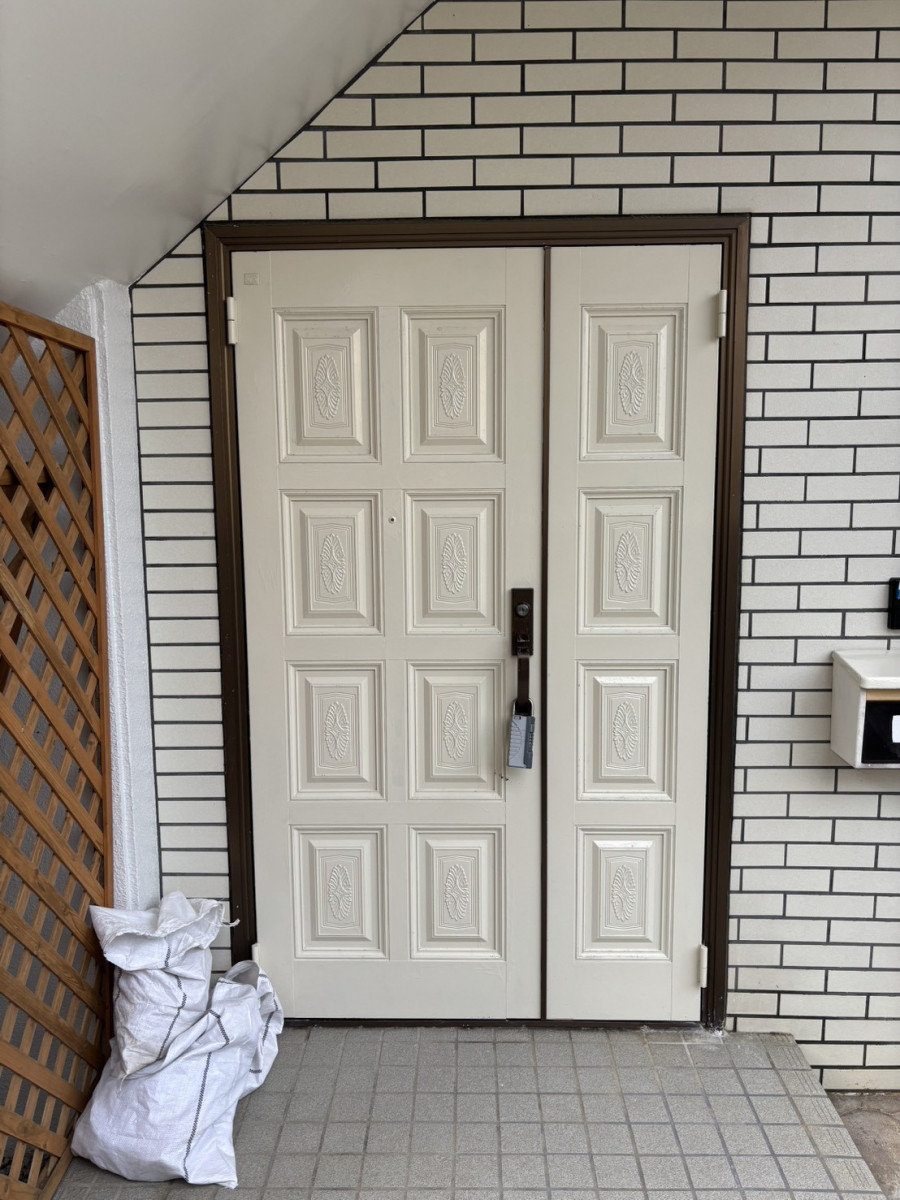 恩納アルミ工業の新生活前に玄関ドアを交換したい！【リシェント玄関工事/西原町】の施工前の写真1