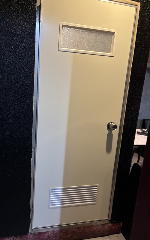 恩納アルミ工業のお客様に気持ちよく使ってほしい！トイレドアの取替工事【トイレドア取替工事/読谷村】の施工後の写真1