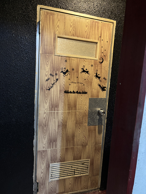 恩納アルミ工業のお客様に気持ちよく使ってほしい！トイレドアの取替工事【トイレドア取替工事/読谷村】の施工前の写真1