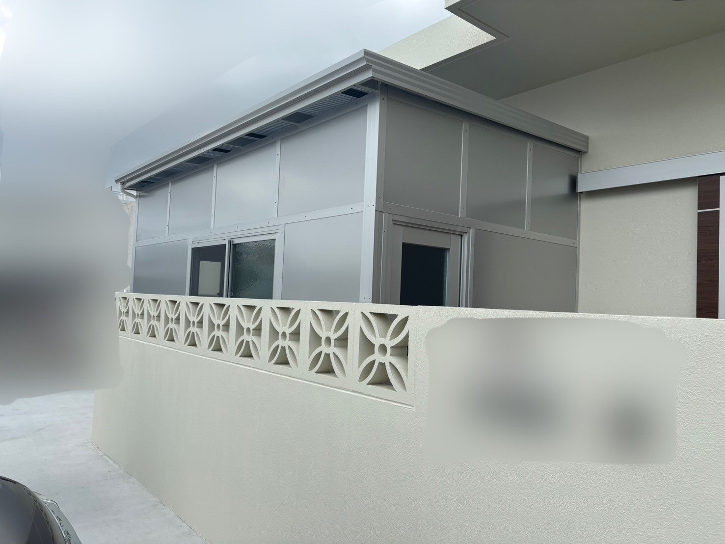 恩納アルミ工業の「暑さ対策＆目隠しをしたい！」沖縄のテラス囲い施工例【テラス工事/沖縄市】の施工後の写真1