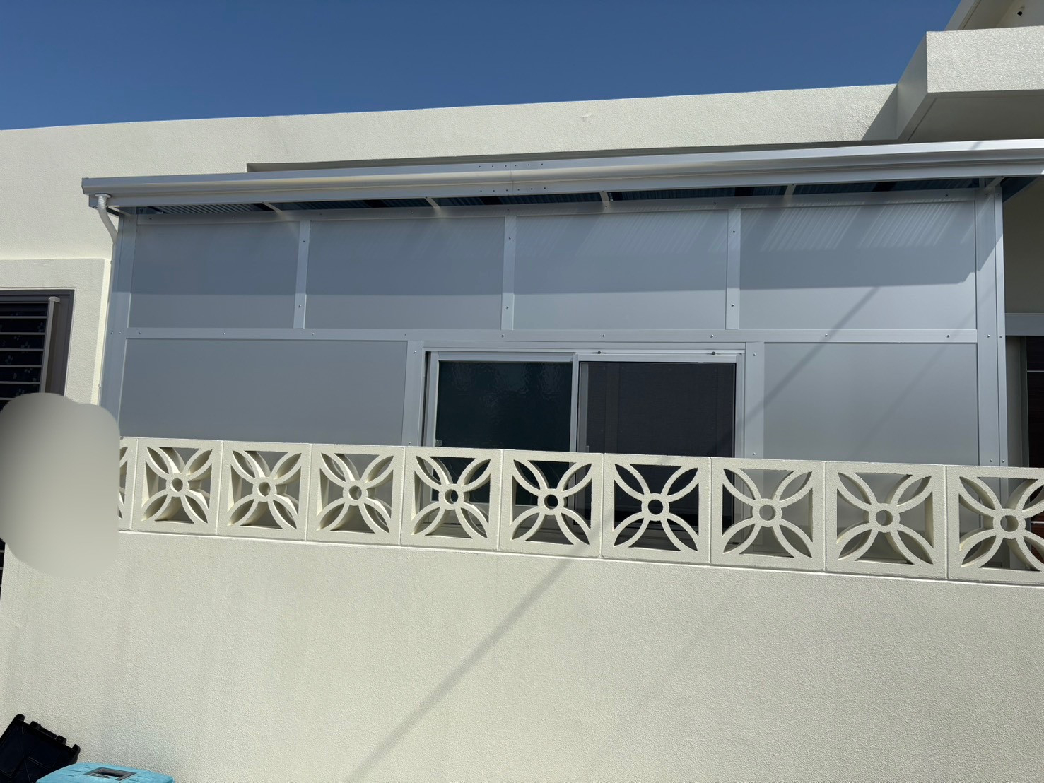 恩納アルミ工業の「暑さ対策＆目隠しをしたい！」沖縄のテラス囲い施工例【テラス工事/沖縄市】の施工後の写真2