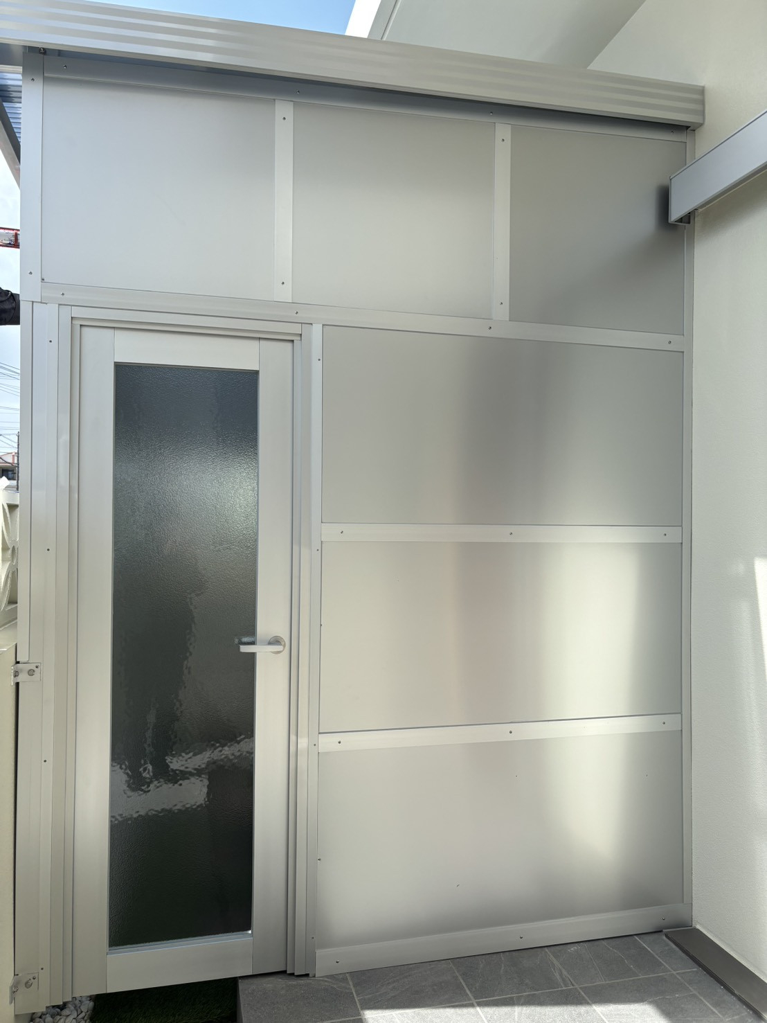 恩納アルミ工業の「暑さ対策＆目隠しをしたい！」沖縄のテラス囲い施工例【テラス工事/沖縄市】の施工後の写真3