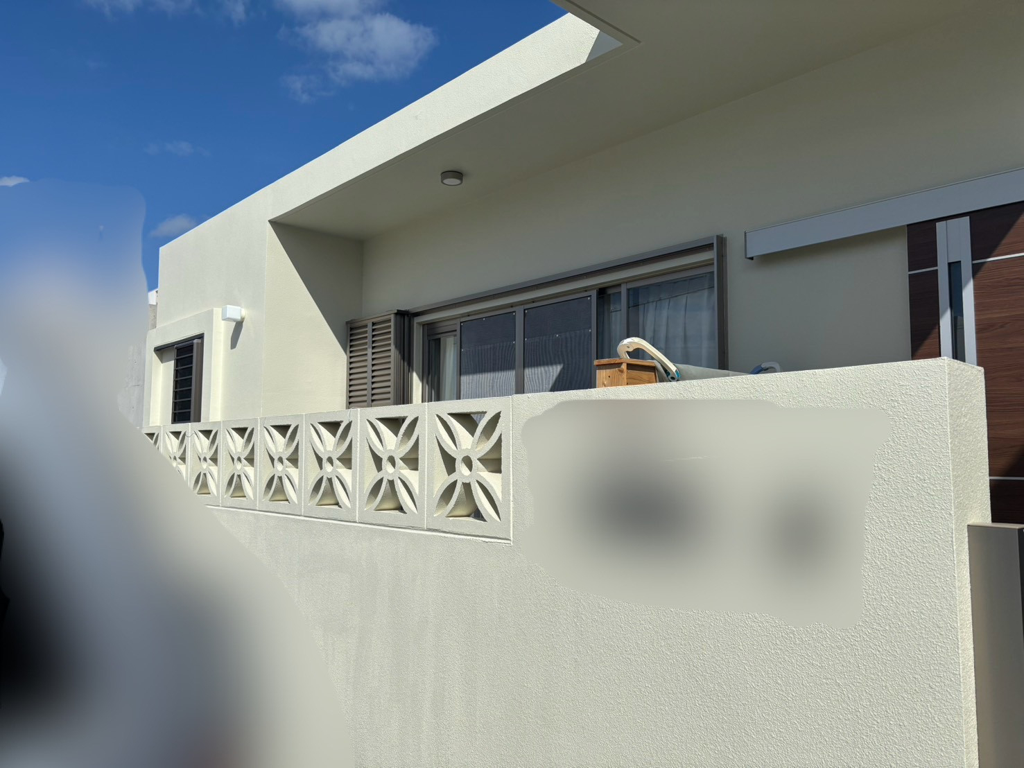 恩納アルミ工業の「暑さ対策＆目隠しをしたい！」沖縄のテラス囲い施工例【テラス工事/沖縄市】の施工前の写真1