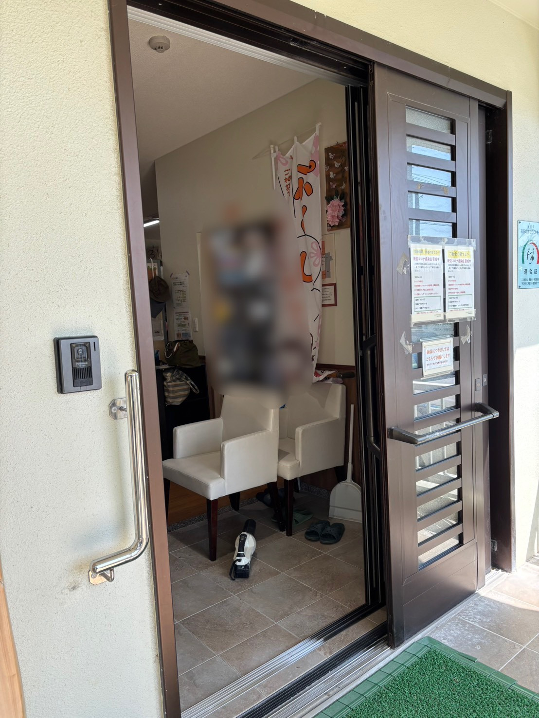 恩納アルミ工業の風に強くて壊れにくい玄関網戸を付けたい！【網戸工事/恩納村】の施工前の写真1