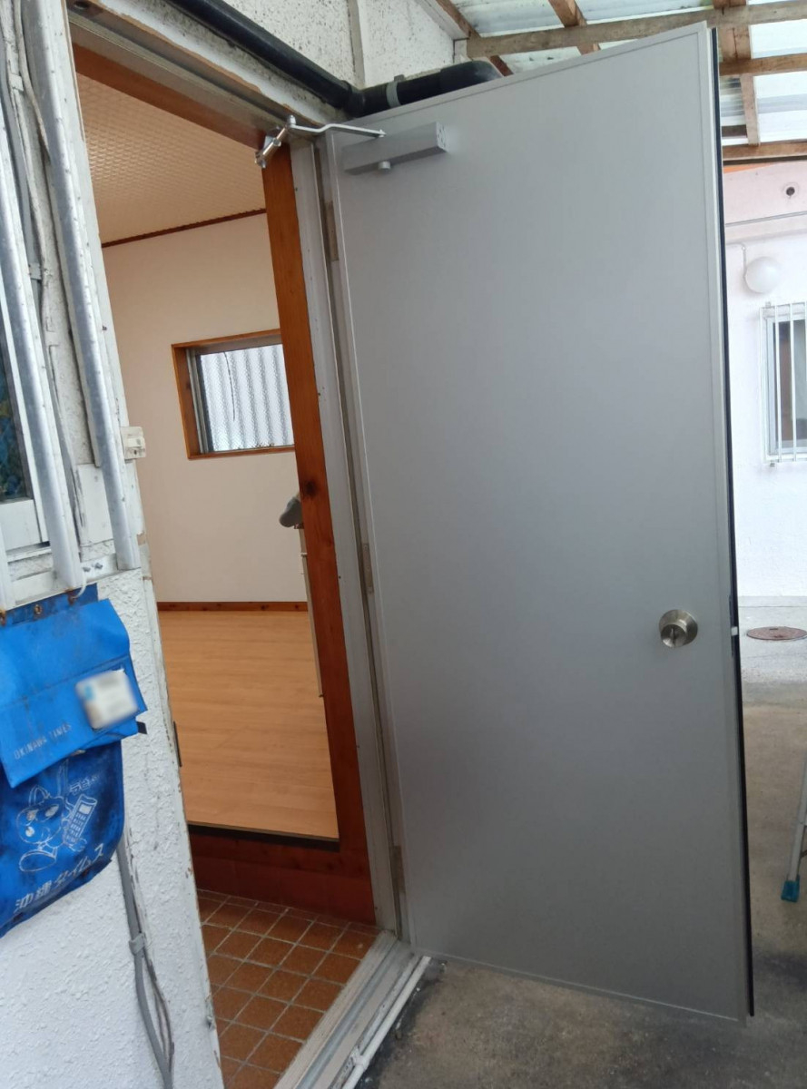 恩納アルミ工業の古くなった玄関ドアを交換したい！【フラッシュドア工事/南風原町】の施工後の写真2