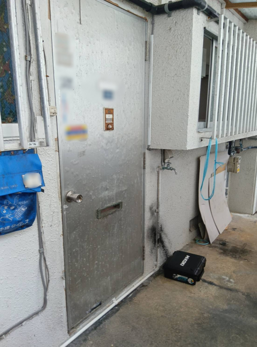 恩納アルミ工業の古くなった玄関ドアを交換したい！【フラッシュドア工事/南風原町】の施工前の写真1