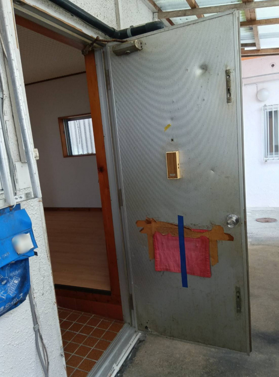 恩納アルミ工業の古くなった玄関ドアを交換したい！【フラッシュドア工事/南風原町】の施工前の写真2