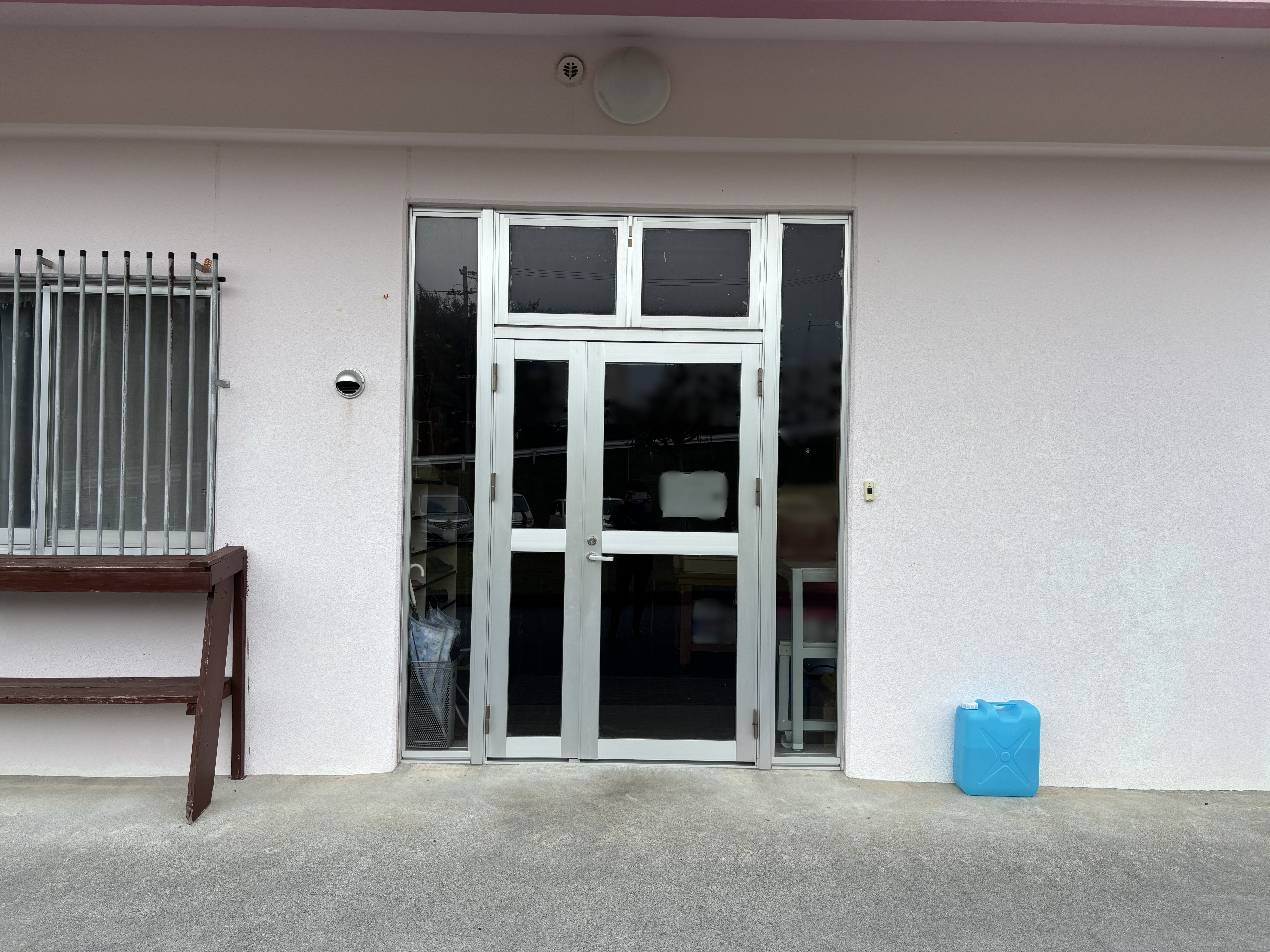 恩納アルミ工業の荷物の搬入をもっと楽にしたい！【引戸工事/うるま市】の施工前の写真1