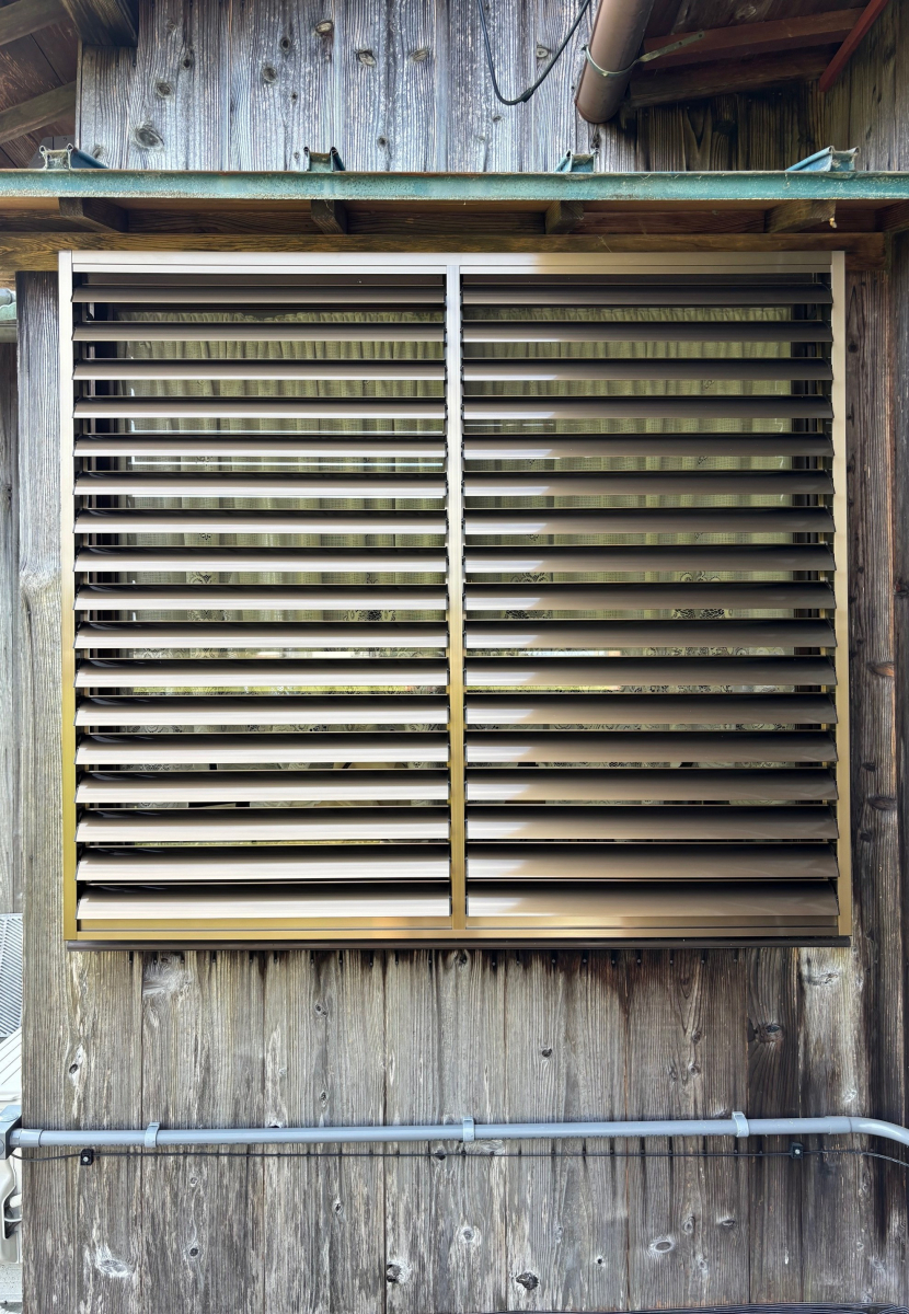 窓快工房 共栄の目隠し可動ルーバーの施工後の写真1