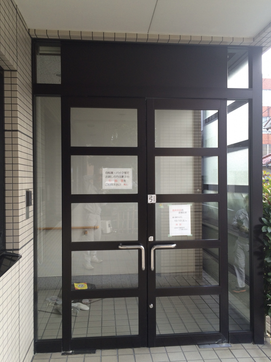 イワイの病院の風除室のドアを扉から引戸に1dayリフォームの施工前の写真1