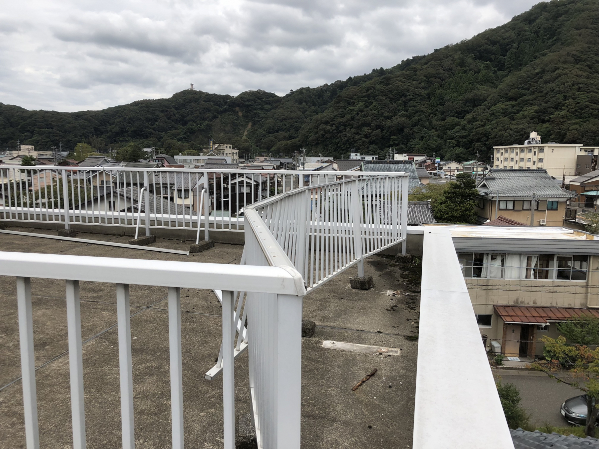 イワイの台風でぶっ飛んだベランダ手すりを取り替えましたの施工前の写真1