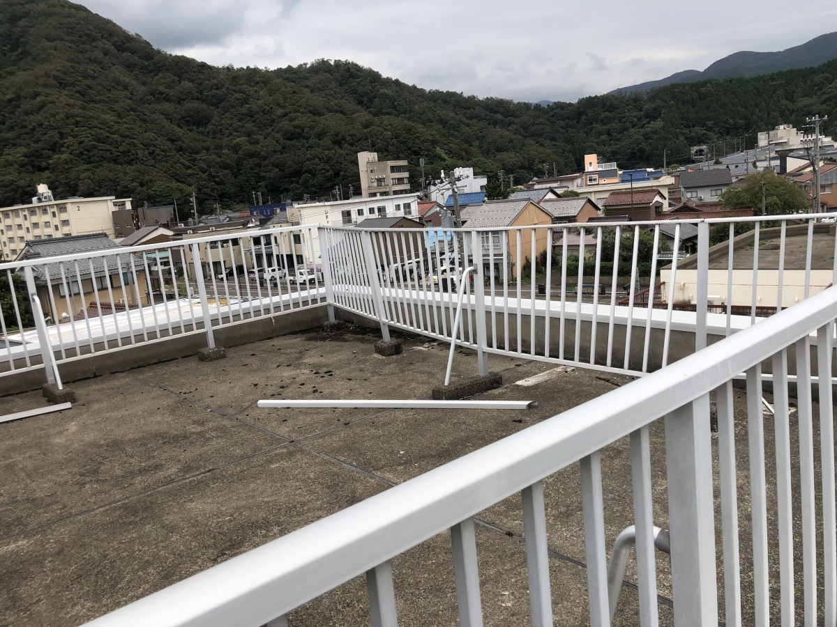 イワイの台風でぶっ飛んだベランダ手すりを取り替えましたの施工前の写真2