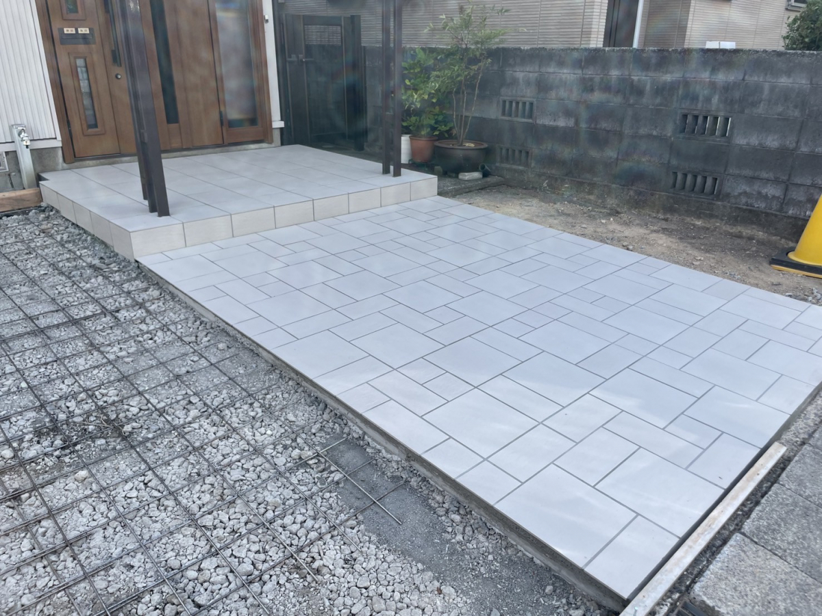 イワイの【敦賀市 外構工事】玄関前が生まれ変わる！タイル＆コンクリート施工の施工後の写真2