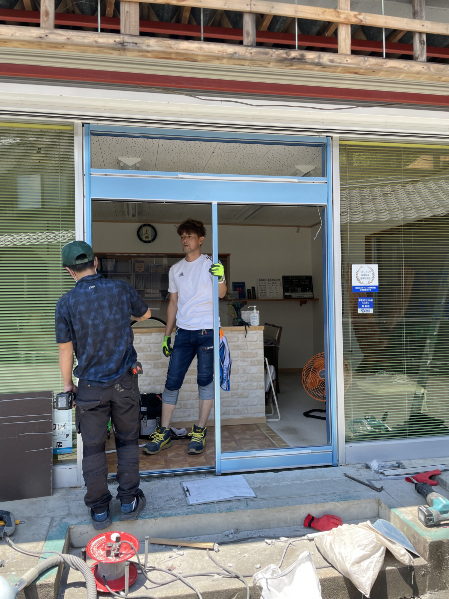 イワイの若狭町｜街の電気屋さんの重たい入口サッシを自動ドアにリフォームの施工後の写真1
