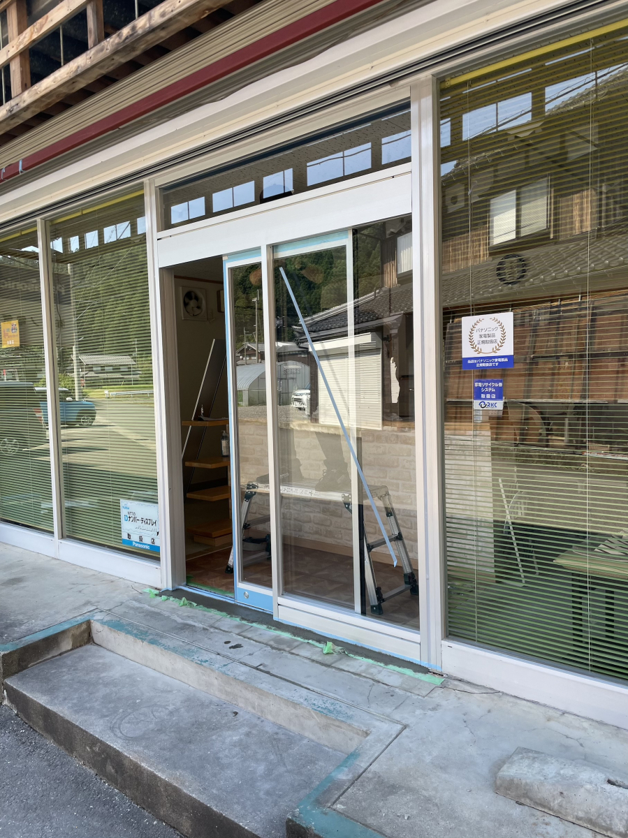 イワイの若狭町｜街の電気屋さんの重たい入口サッシを自動ドアにリフォームの施工後の写真2
