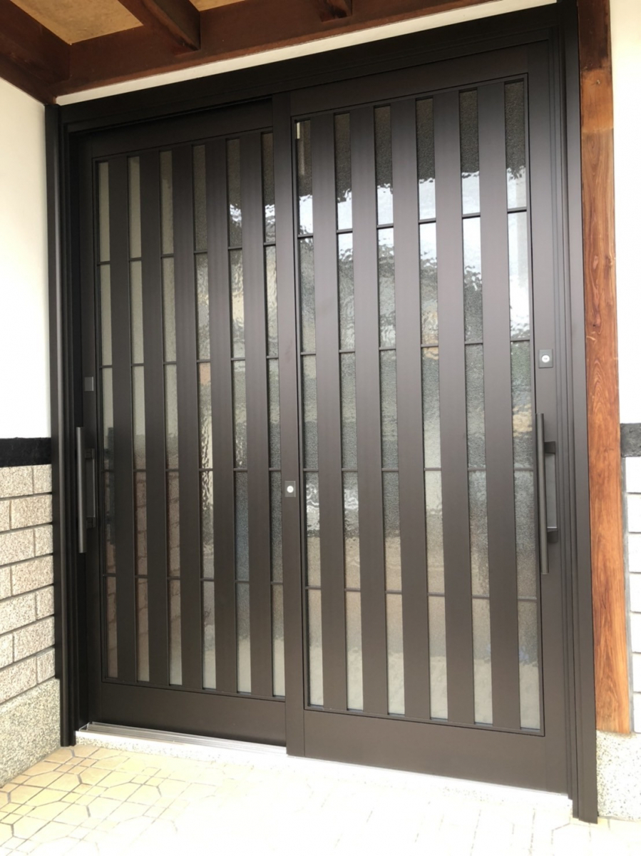 イワイの【施工事例】敦賀市 玄関引戸リフォーム｜LIXILリシェントで和風から和モダンへの施工後の写真1