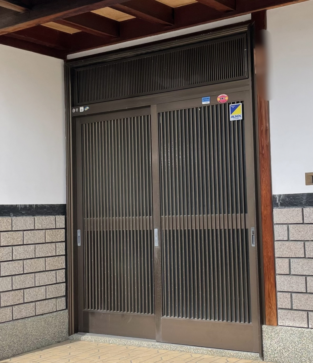 イワイの【施工事例】敦賀市 玄関引戸リフォーム｜LIXILリシェントで和風から和モダンへの施工前の写真1