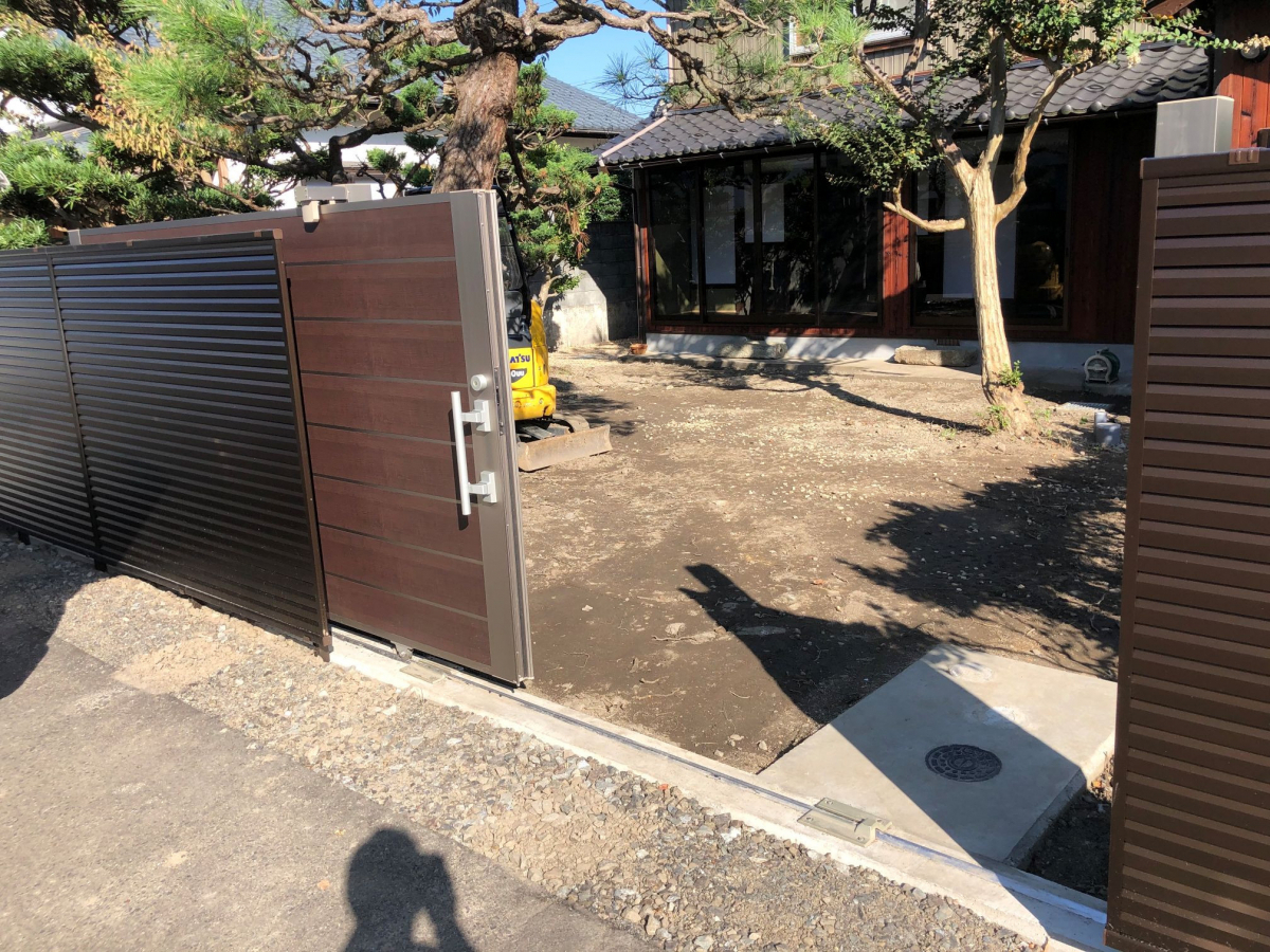 イワイの【敦賀市 外構工事】LIXILエススライド門扉で広々開口！フェンス施工事例の施工後の写真2