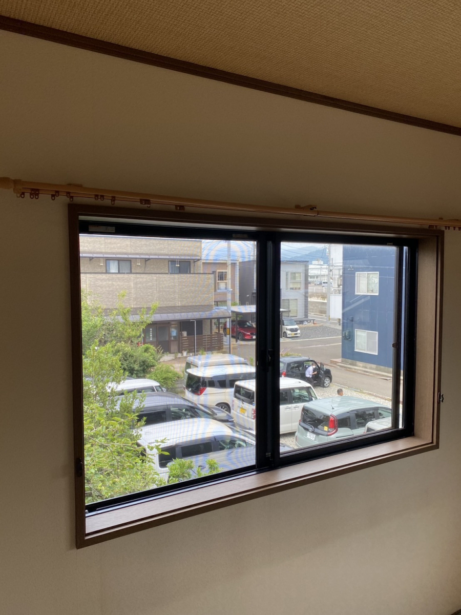 イワイの【施工事例】内窓リフォームで断熱＆防犯強化！先進的窓リノベ2025補助金を活用の施工前の写真3