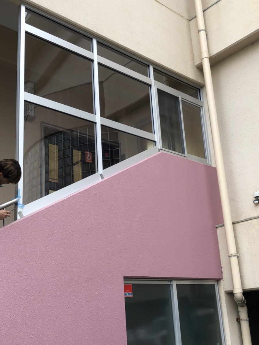 イワイの保育園の玄関に風除けスクリーン設置|LIXILの風除室ツインガード活用事例の施工後の写真1