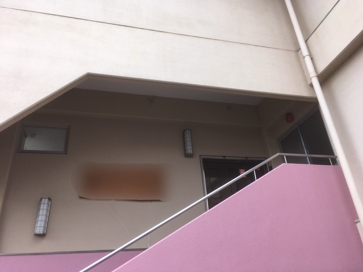 イワイの保育園の玄関に風除けスクリーン設置|LIXILの風除室ツインガード活用事例の施工前の写真1