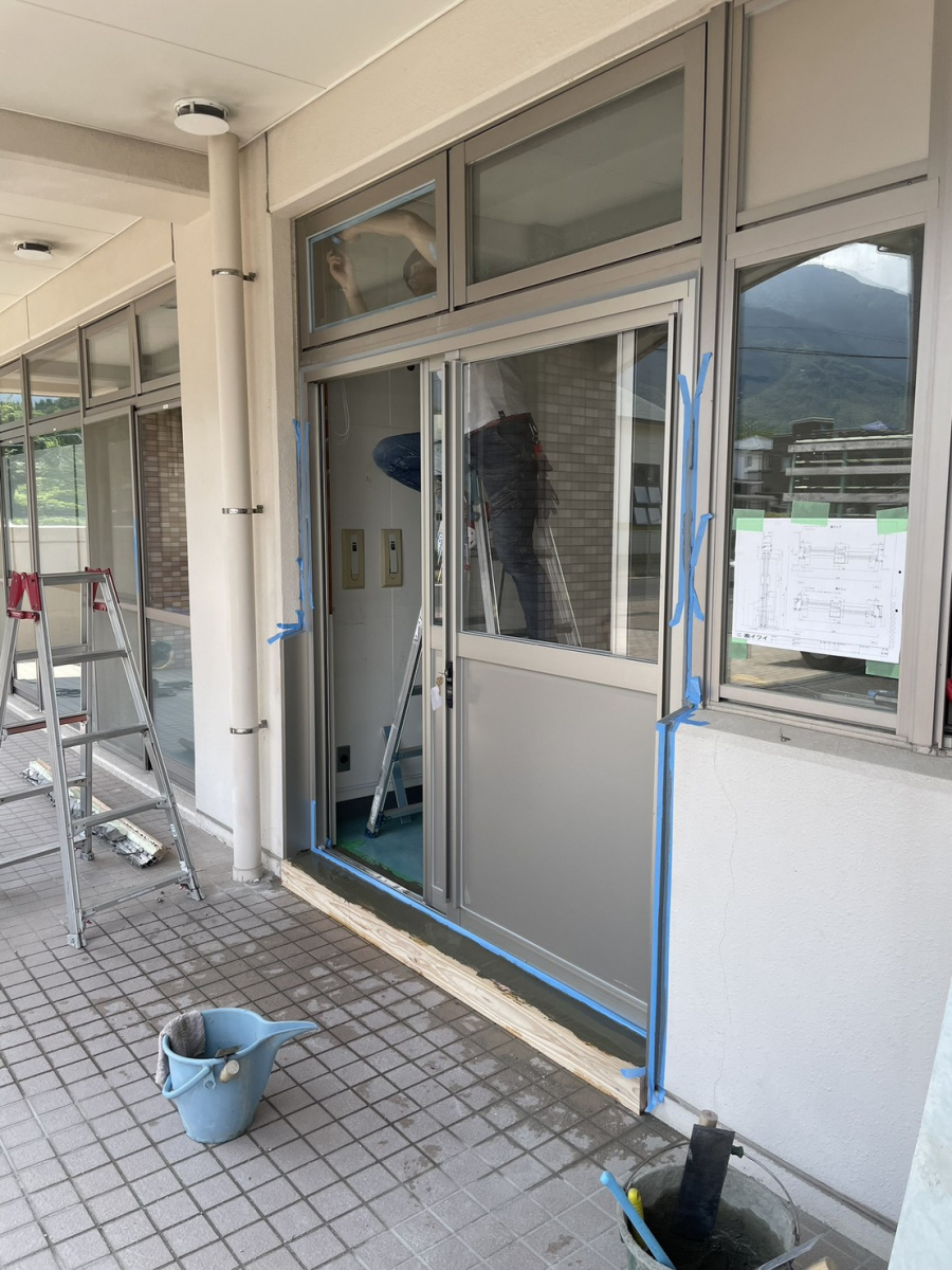 イワイの高窓を出入口にリフォーム!コンクリート躯体を解体して引違い戸に交換した事例の施工後の写真1
