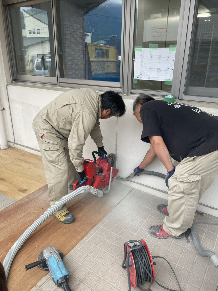 イワイの高窓を出入口にリフォーム!コンクリート躯体を解体して引違い戸に交換した事例の施工前の写真1