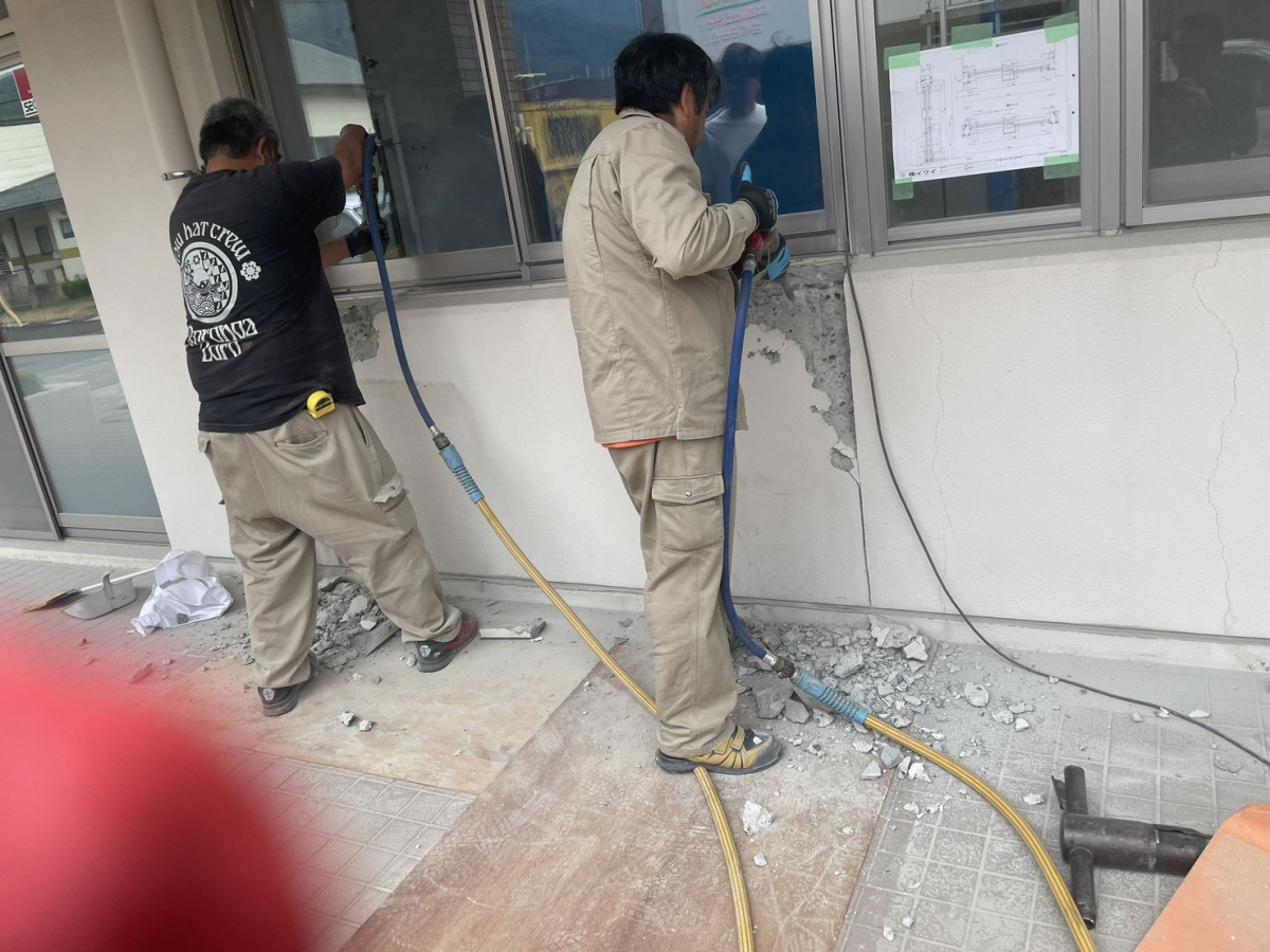 イワイの高窓を出入口にリフォーム!コンクリート躯体を解体して引違い戸に交換した事例の施工前の写真2