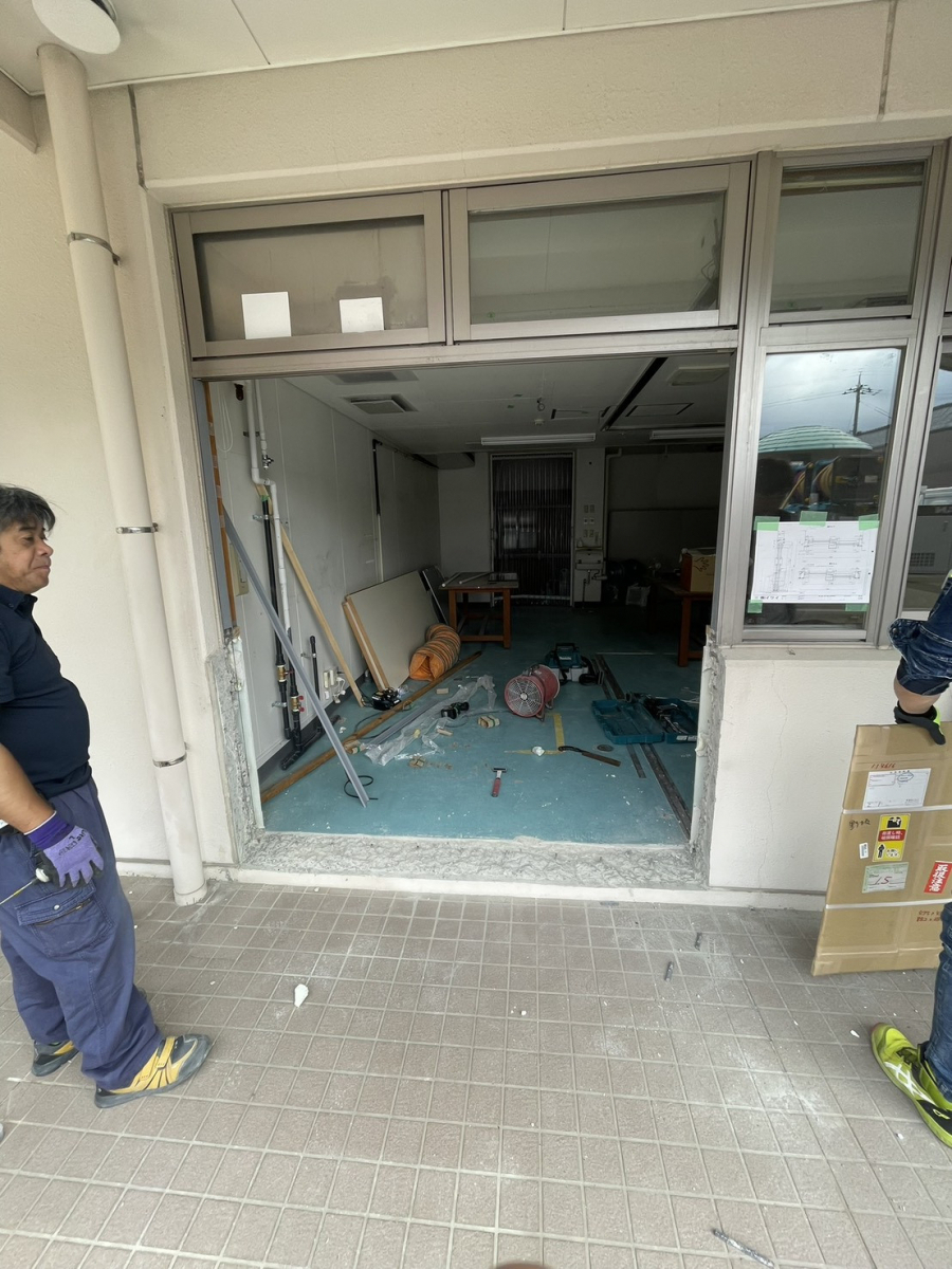 イワイの高窓を出入口にリフォーム!コンクリート躯体を解体して引違い戸に交換した事例の施工前の写真3