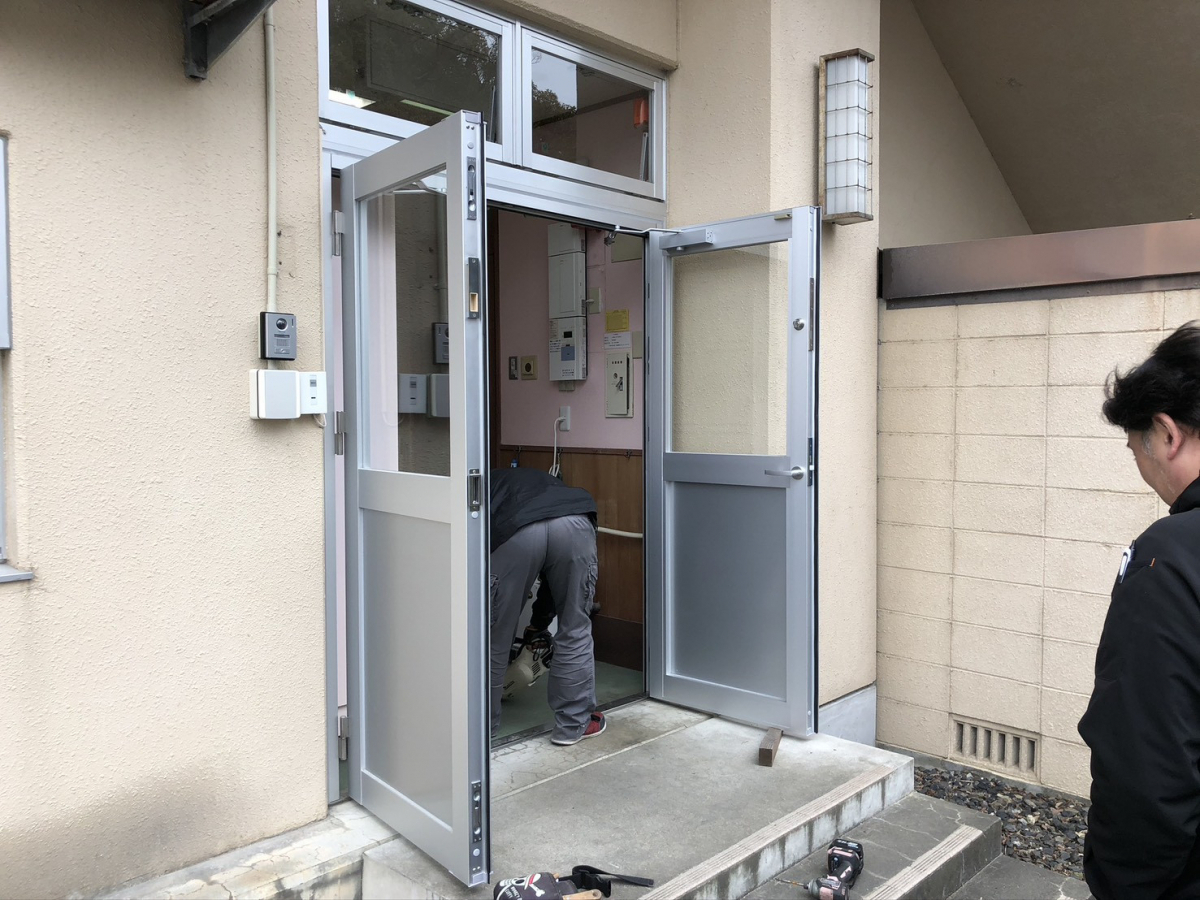 イワイの職員通用口ドアを1dayリフォーム!ランダムテンキーの電気錠付きで安心・便利にの施工後の写真1
