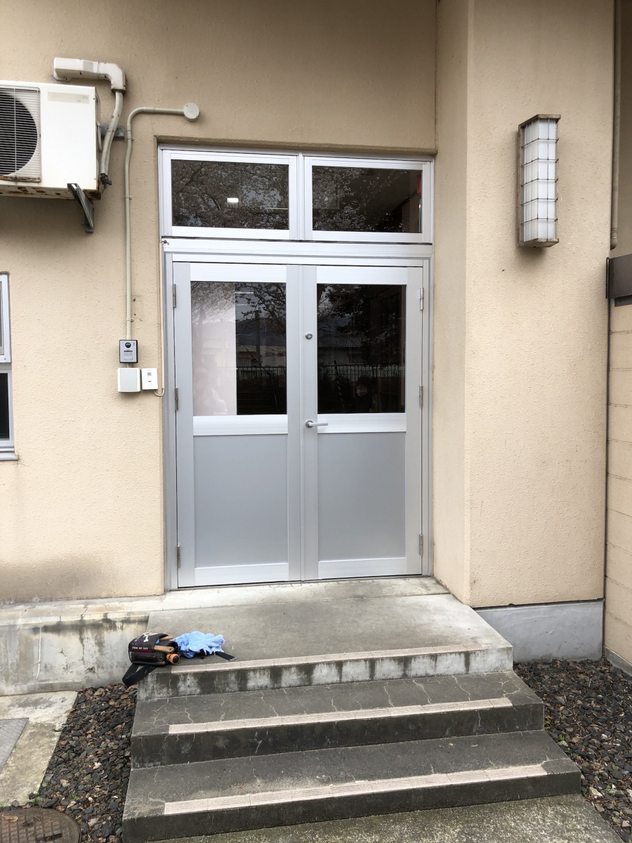 イワイの職員通用口ドアを1dayリフォーム!ランダムテンキーの電気錠付きで安心・便利にの施工後の写真2