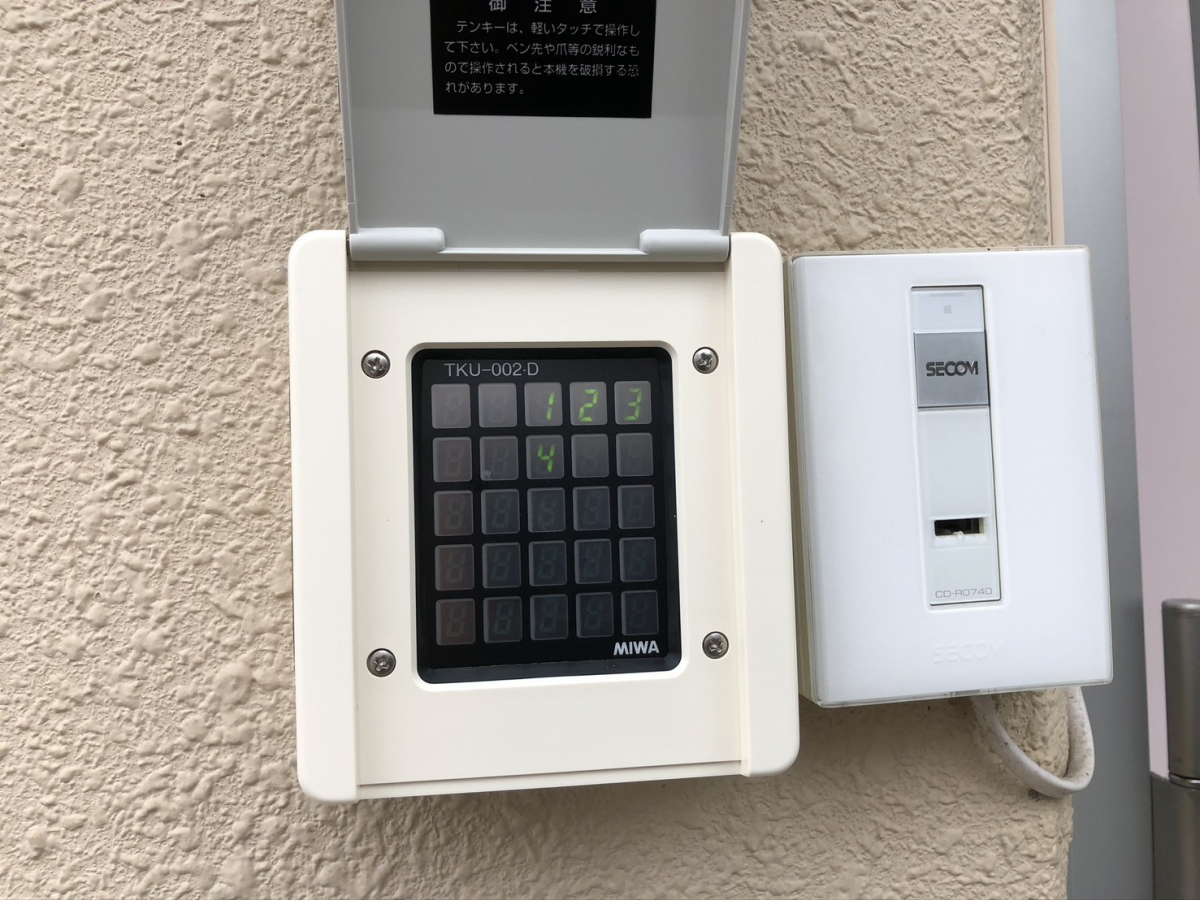 イワイの職員通用口ドアを1dayリフォーム!ランダムテンキーの電気錠付きで安心・便利にの施工後の写真3