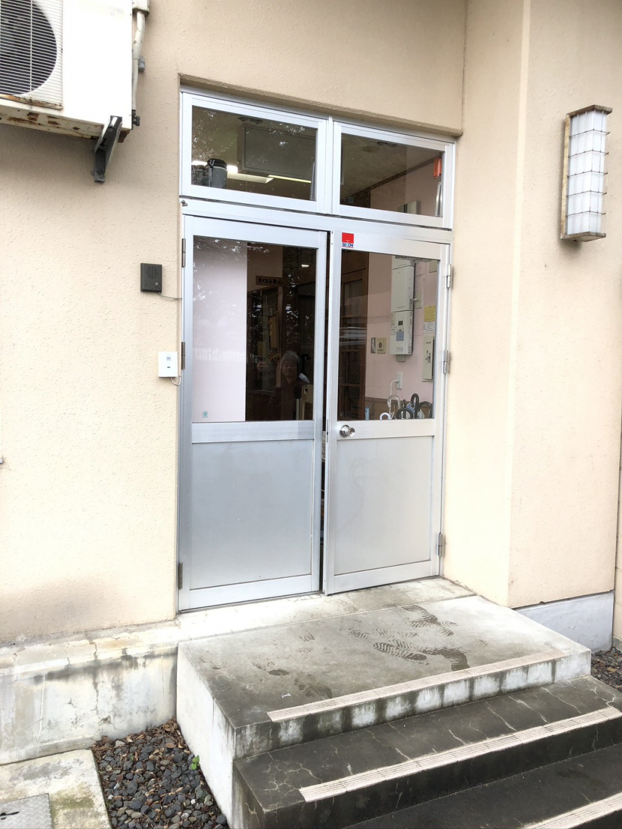イワイの職員通用口ドアを1dayリフォーム!ランダムテンキーの電気錠付きで安心・便利にの施工前の写真1