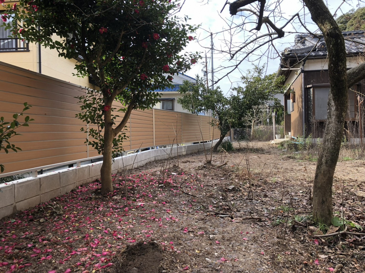 イワイの木からフェンスへ！お手入れ不要でスッキリした境界リフォームの施工後の写真1