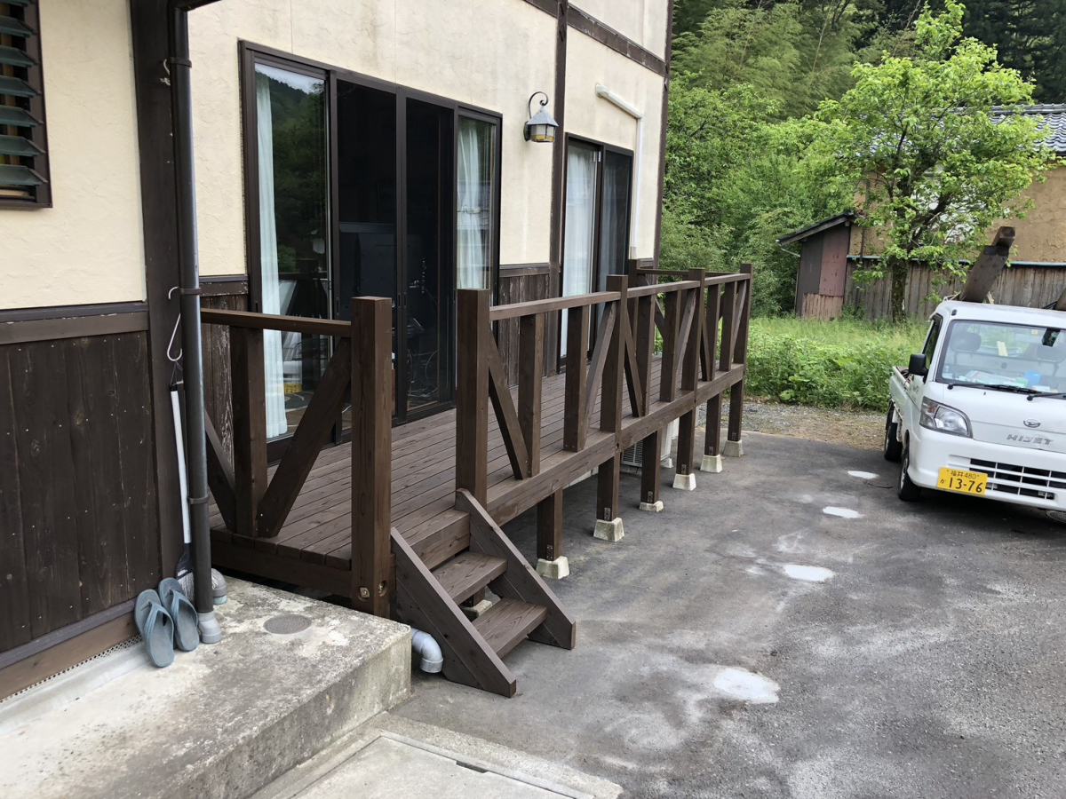 イワイの腐ってしまった木製ウッドデッキを新しく。自然のぬくもりを残したリフォーム|敦賀市の施工後の写真1