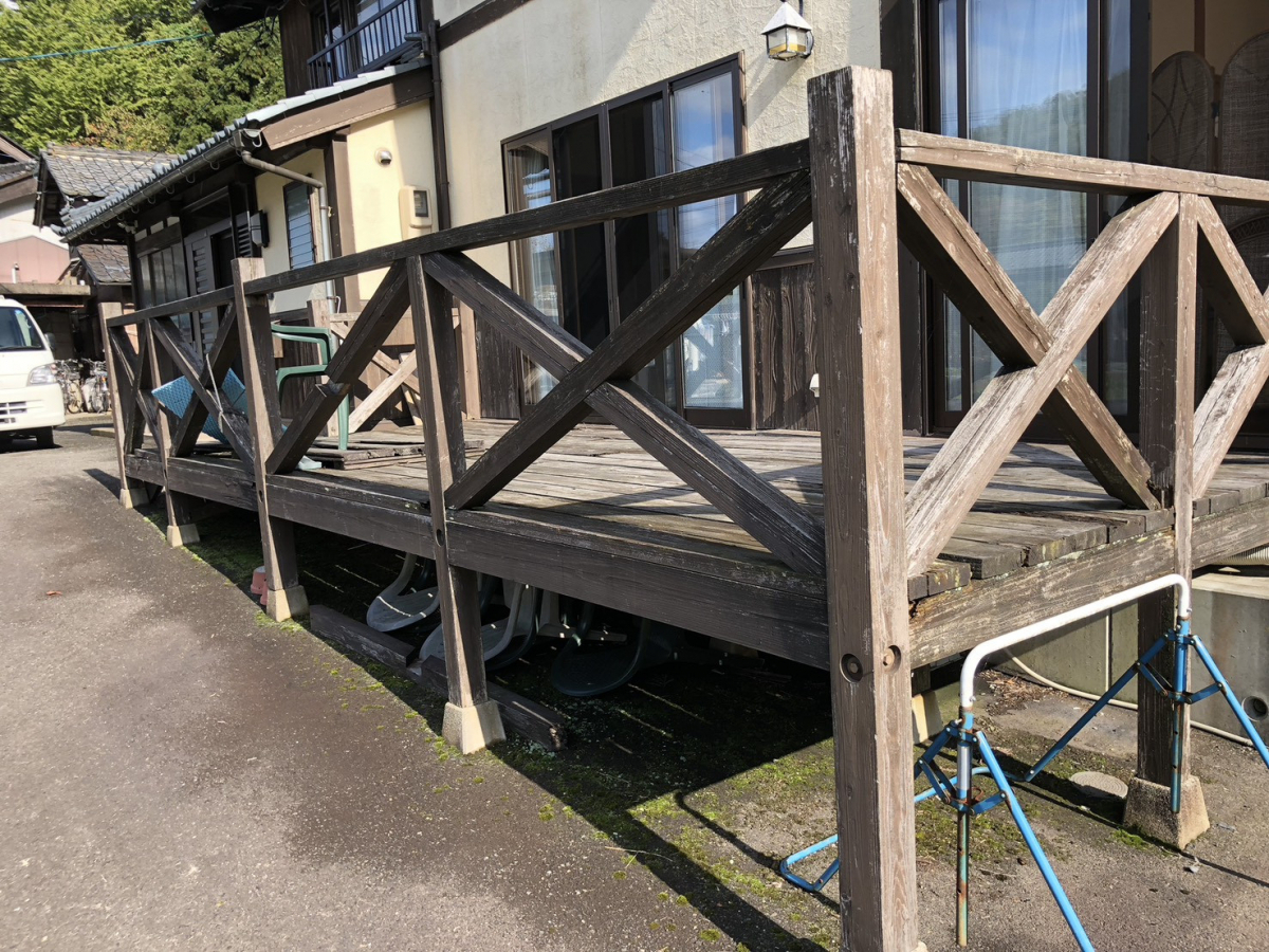 イワイの腐ってしまった木製ウッドデッキを新しく。自然のぬくもりを残したリフォーム|敦賀市の施工前の写真1