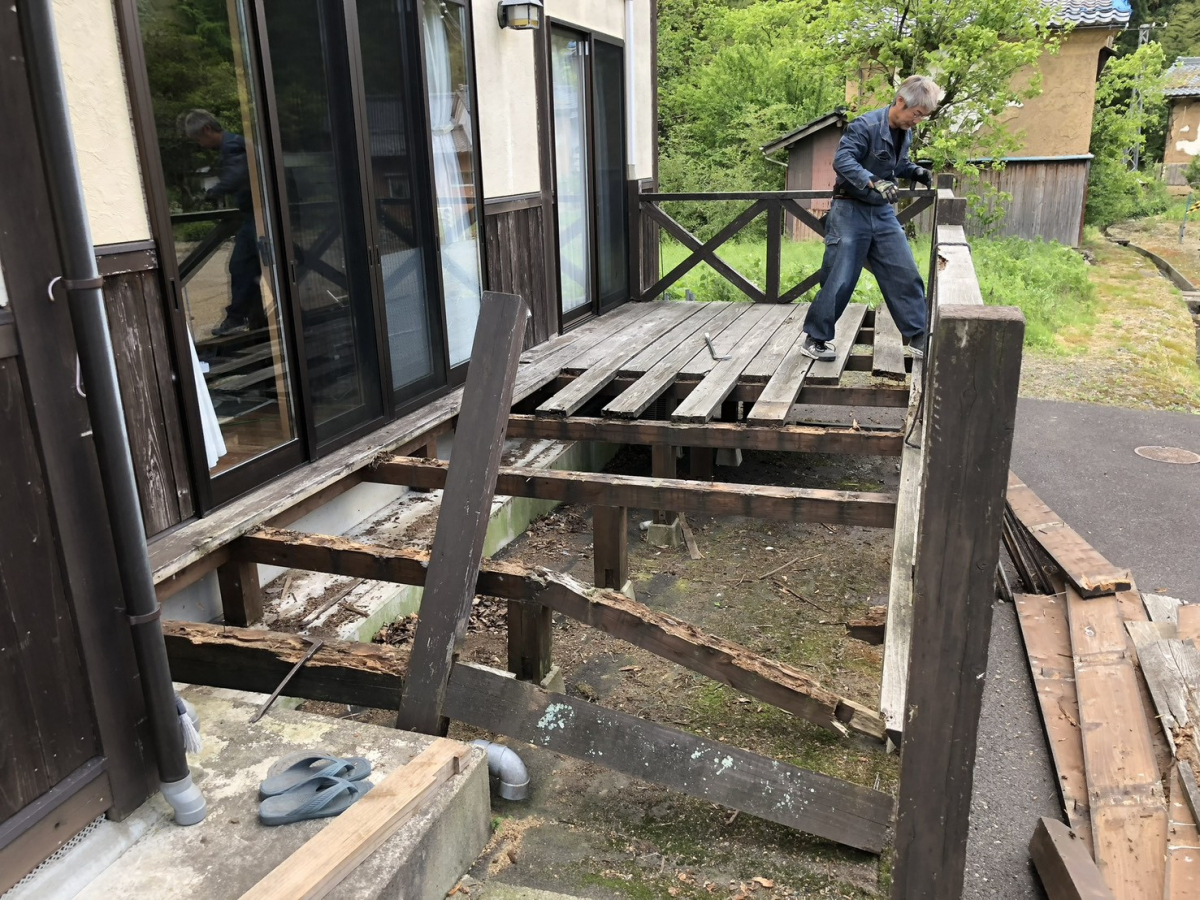 イワイの腐ってしまった木製ウッドデッキを新しく。自然のぬくもりを残したリフォーム|敦賀市の施工前の写真3