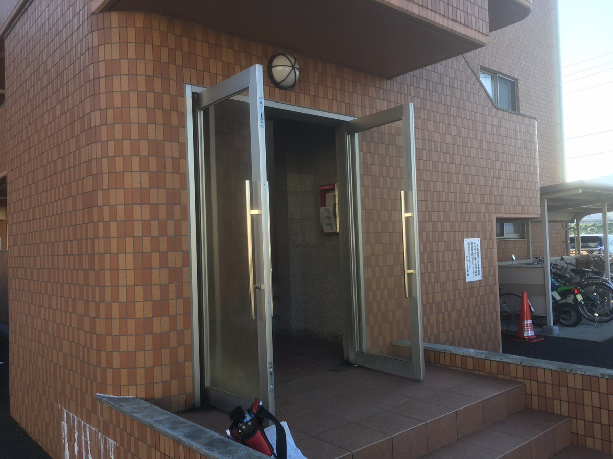 イワイの【1日で完了】敦賀・美浜・三方でフロアヒンジドア修理をお考えの方へ！丁番ドアで安全・安心リフォームの施工前の写真1