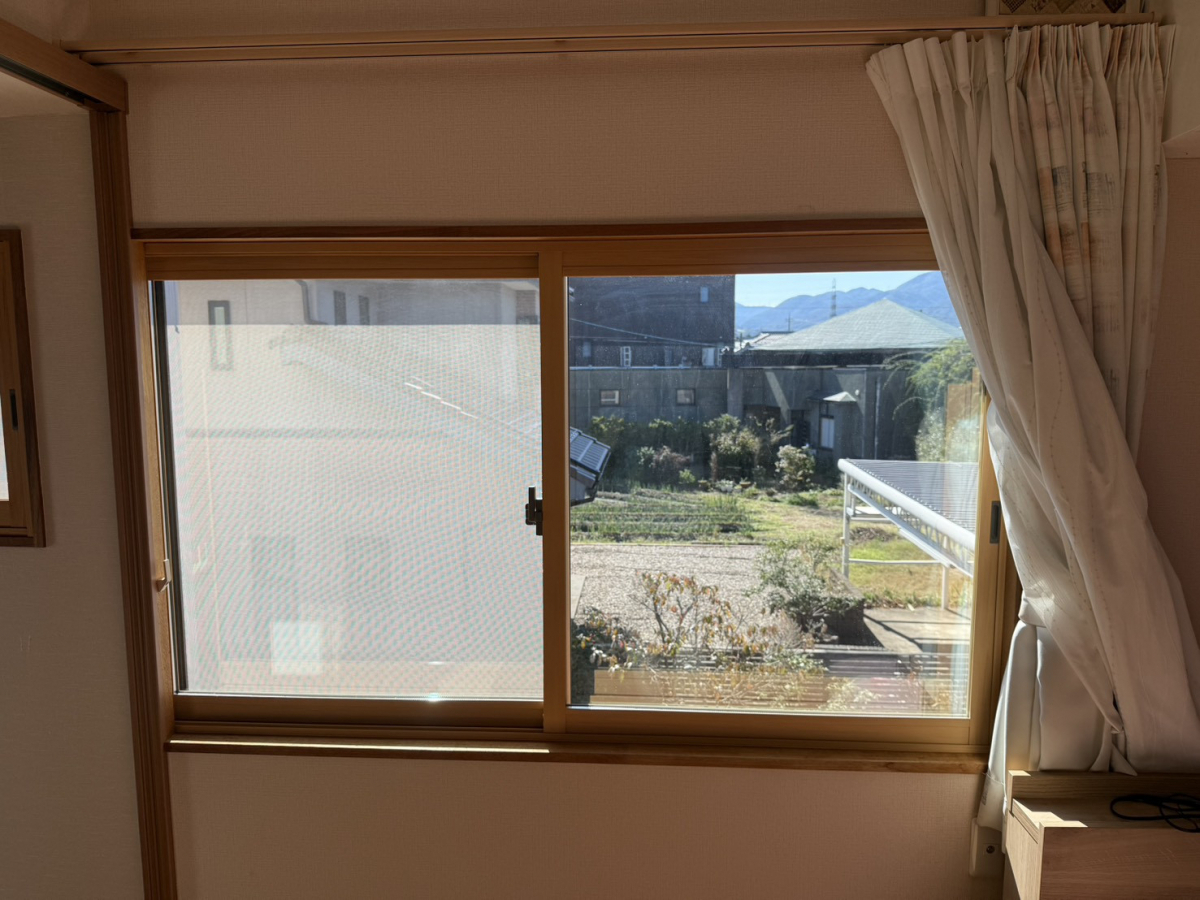 イワイの内窓インプラスで快適なお部屋に!断熱・防音・防犯も叶う補助金対象リフォーム【敦賀市】の施工後の写真2