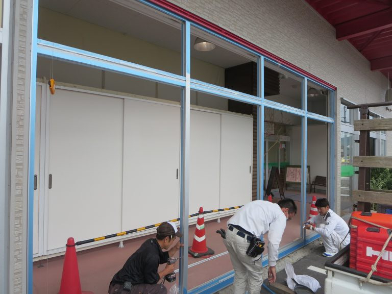イワイの【敦賀市】踏み間違い事故による店舗サッシ修繕工事|1日で完了!フロントサッシ交換と車止めポール設置の施工後の写真1