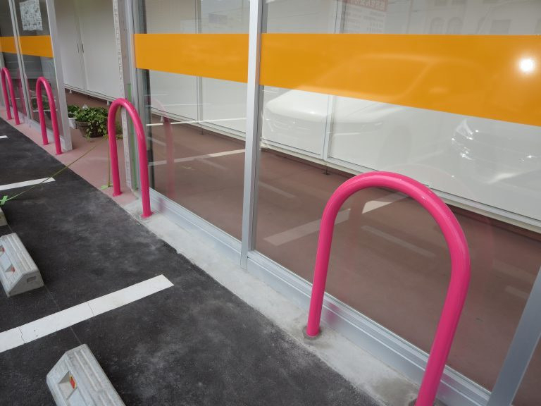 イワイの【敦賀市】踏み間違い事故による店舗サッシ修繕工事|1日で完了!フロントサッシ交換と車止めポール設置の施工後の写真2