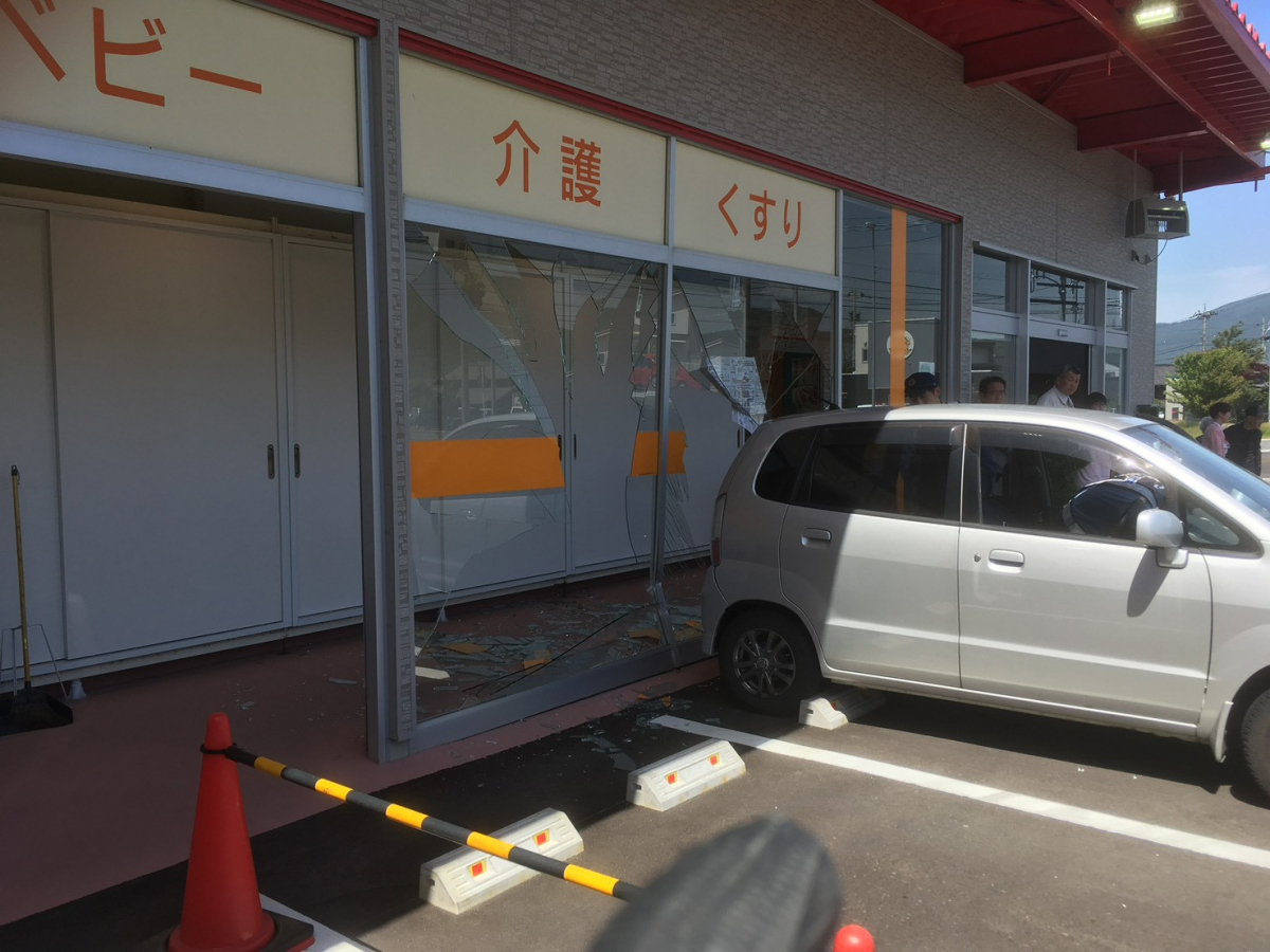 イワイの【敦賀市】踏み間違い事故による店舗サッシ修繕工事|1日で完了!フロントサッシ交換と車止めポール設置の施工前の写真1