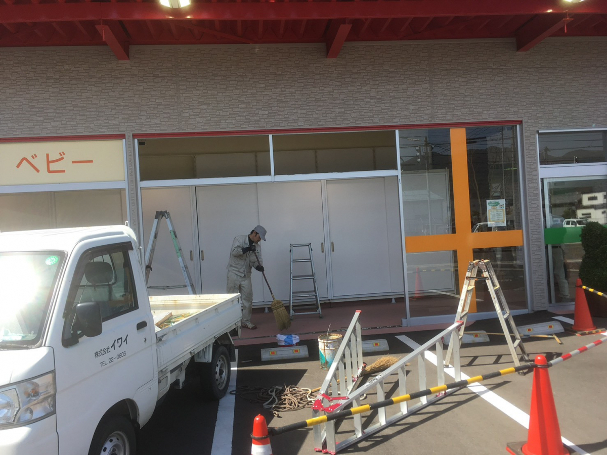 イワイの【敦賀市】踏み間違い事故による店舗サッシ修繕工事|1日で完了!フロントサッシ交換と車止めポール設置の施工前の写真2