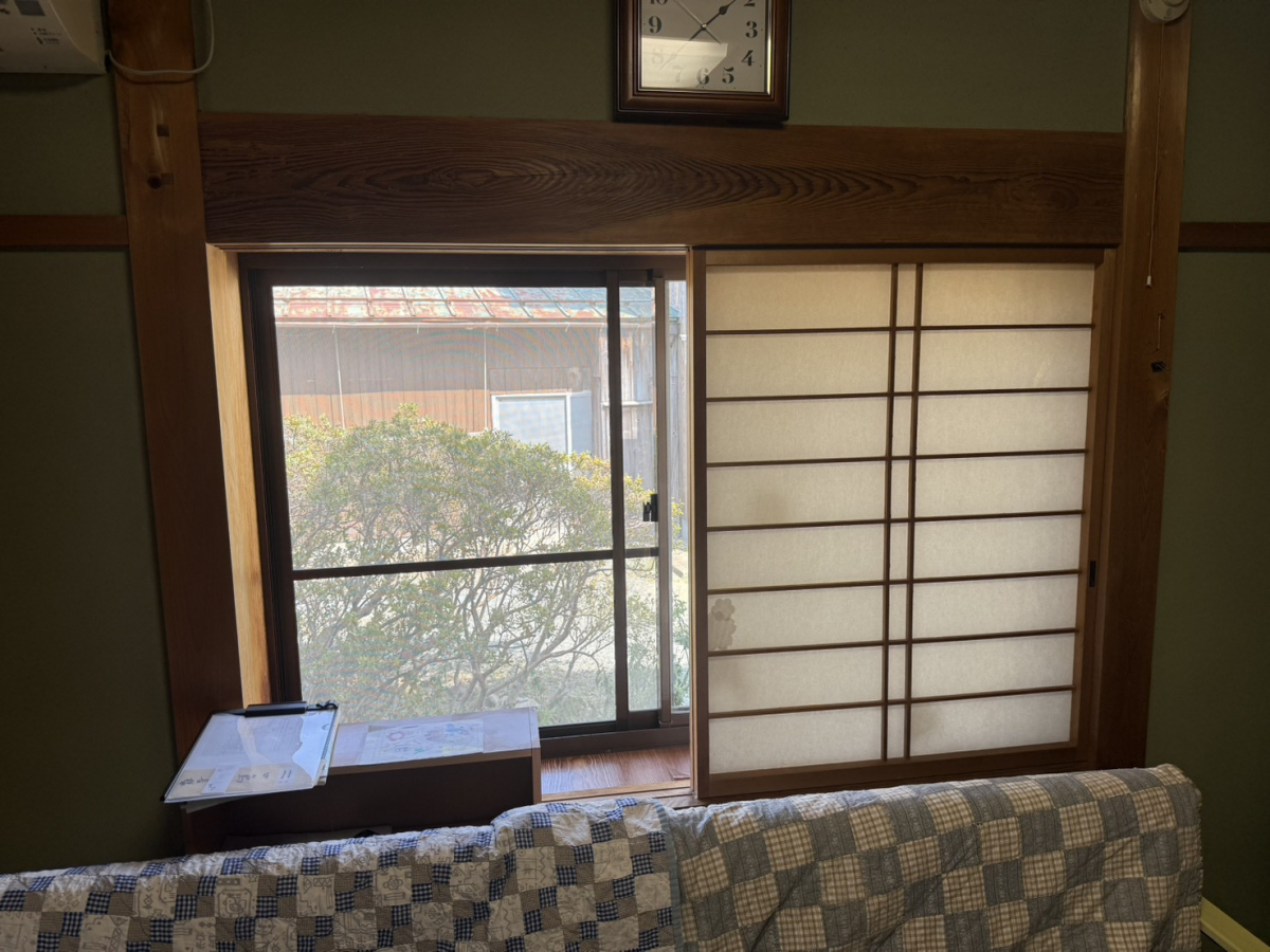 イワイの朝夕の冷え込み対策に！美浜町で和室・リビングに内窓インプラスを設置｜先進的窓リノベ2025活用の施工前の写真1
