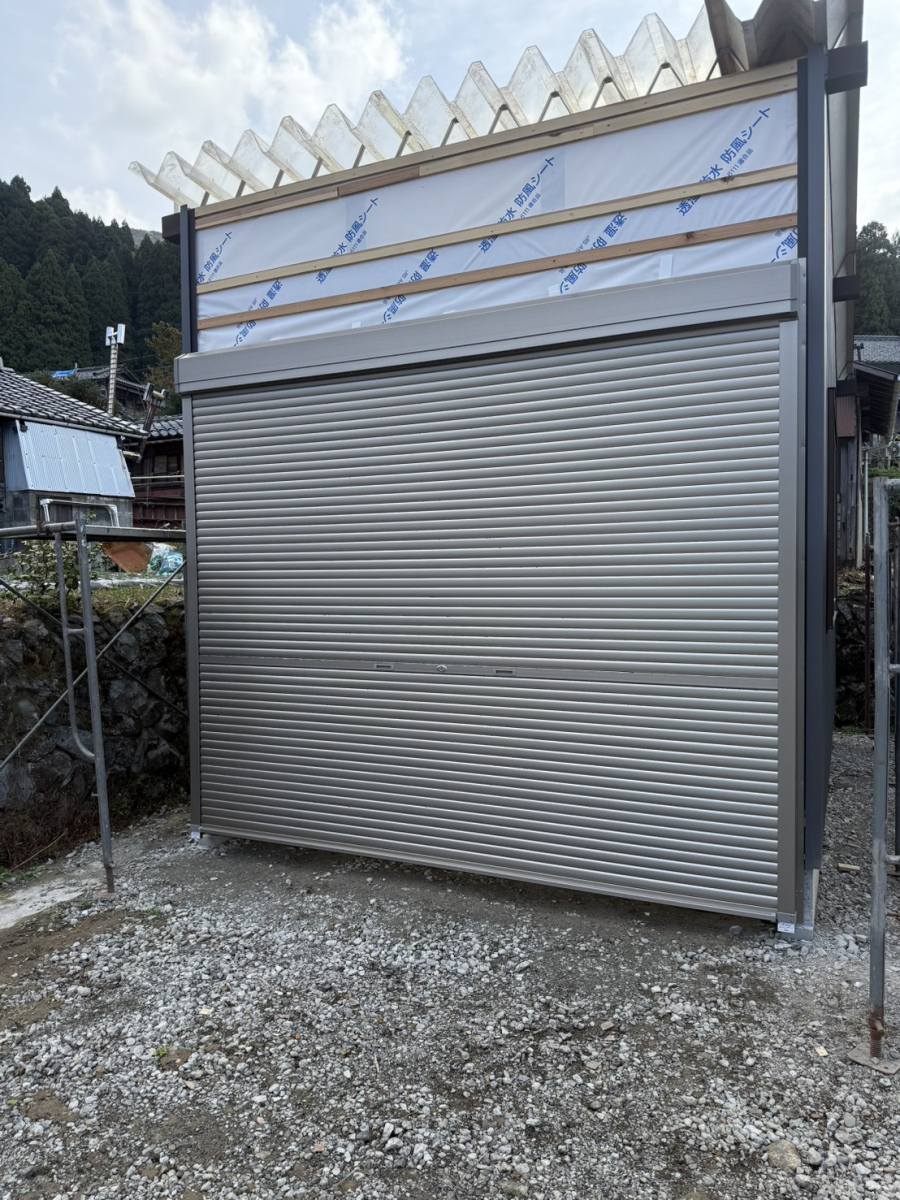 イワイの農機具小屋にLIXILガレージシャッターを取付け！軽くて強度のあるシャッターで快適な収納空間にの施工後の写真1